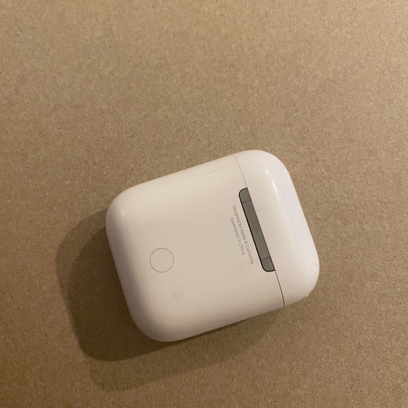 Apple AirPods (1st Generation) - Picture 2 of 4